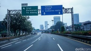 Aksi Buruh di DPR, Tol Dalam Kota Sempat Macet