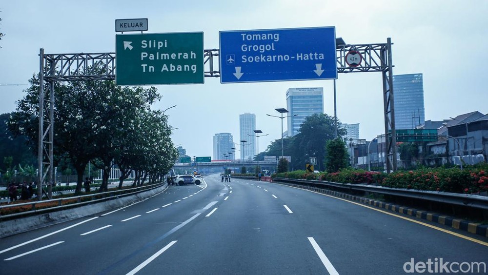 Aksi Buruh di DPR Tol Dalam Kota Sempat Macet