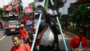 Buruh Geruduk Patung Kuda, Tuntut Kesejahteraan!