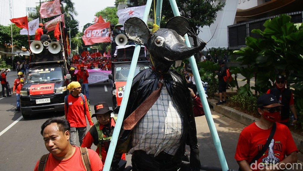 Buruh Geruduk Patung Kuda Tuntut Kesejahteraan