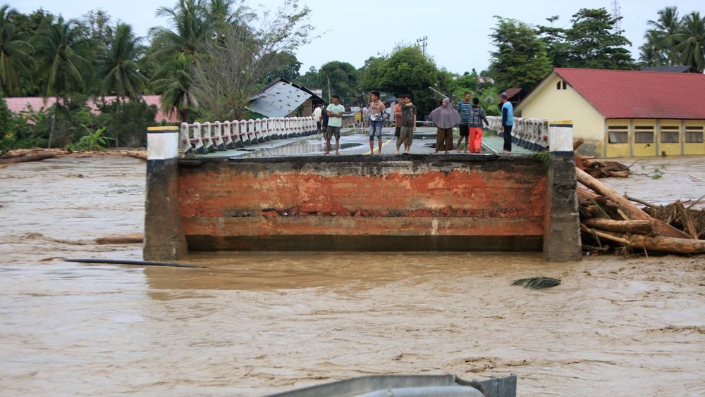 Banjir  Longsor Akses Sumatera Terputus